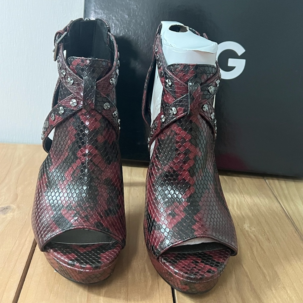 Guess  Jasin2 Stylish Red Snake Print Women's Shoes